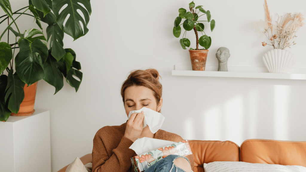 mujer sonandose los mocos