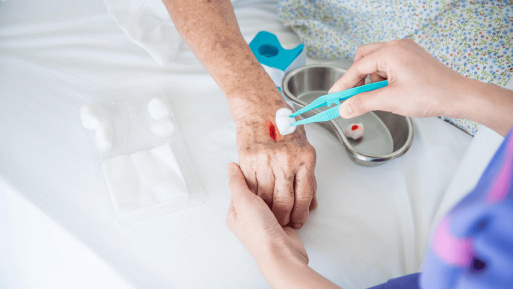 Doctor desinfectando herida de la mano de una señora