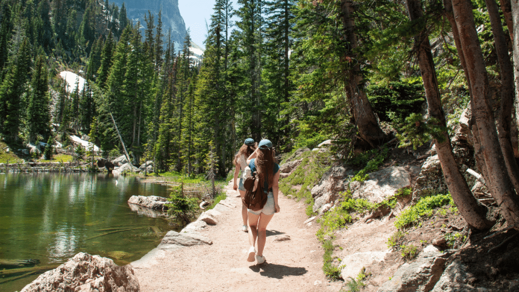 Chicas haciendo una caminata en una zona calurosa