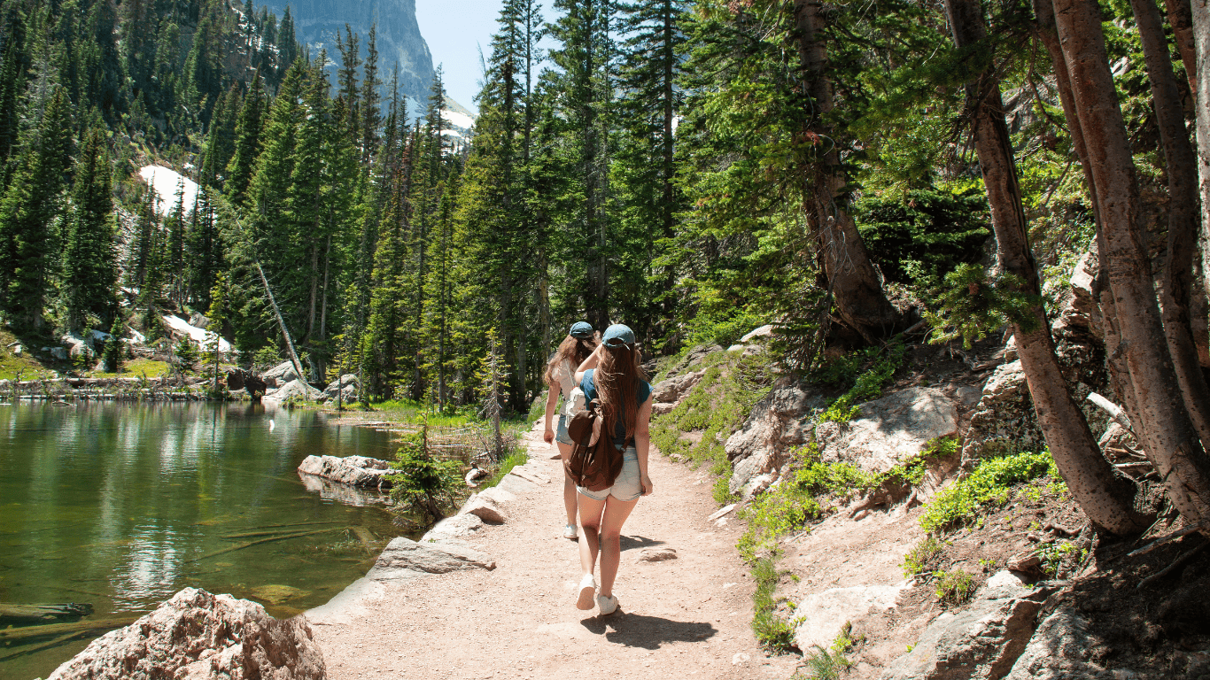 Chicas haciendo una caminata en una zona calurosa